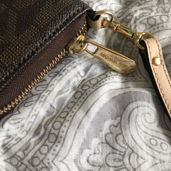Michael Kors signature wristlet wallet - Picture 4 of 4